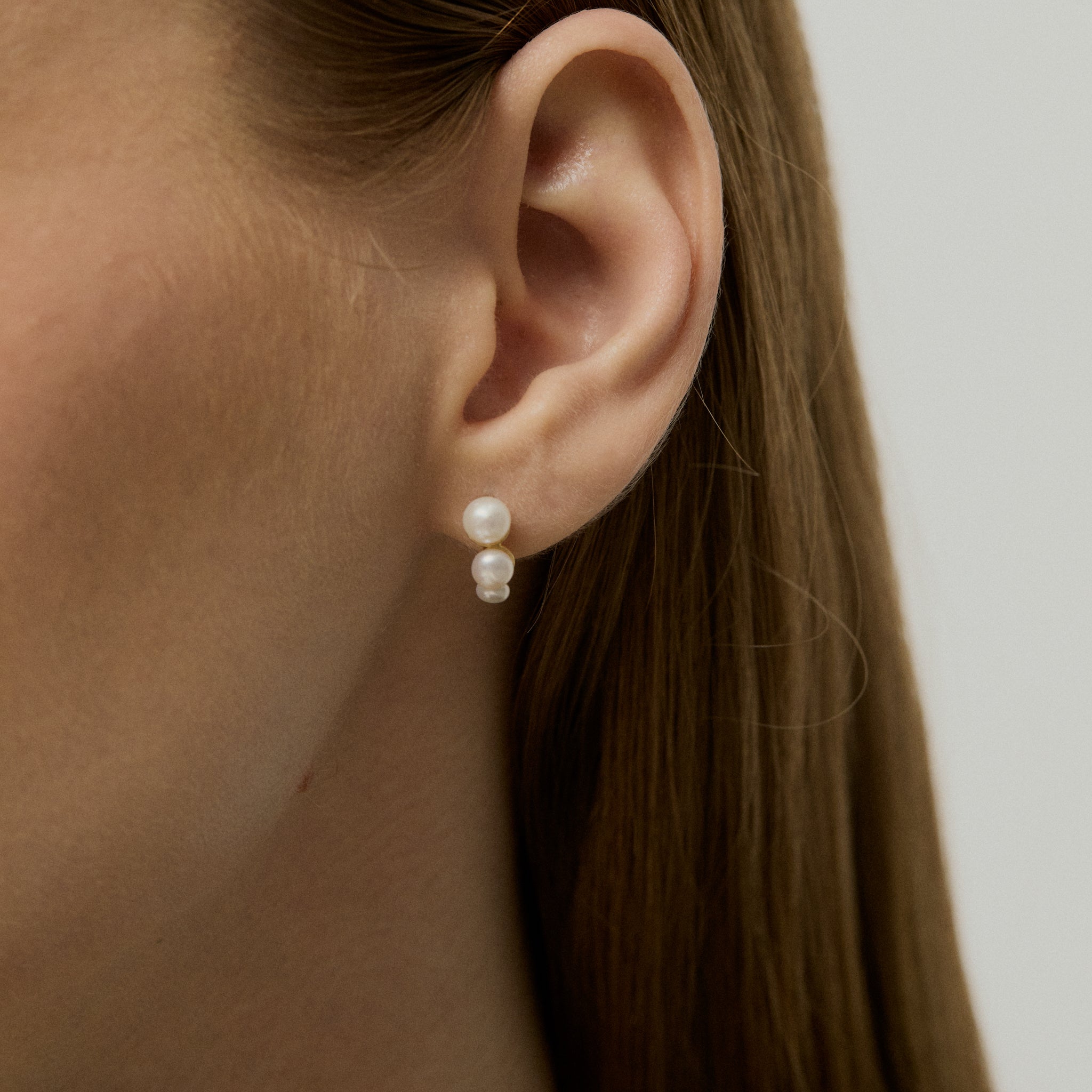 Atelier Devi Cercei rotunzi creole din aur 14K cu perle naturale