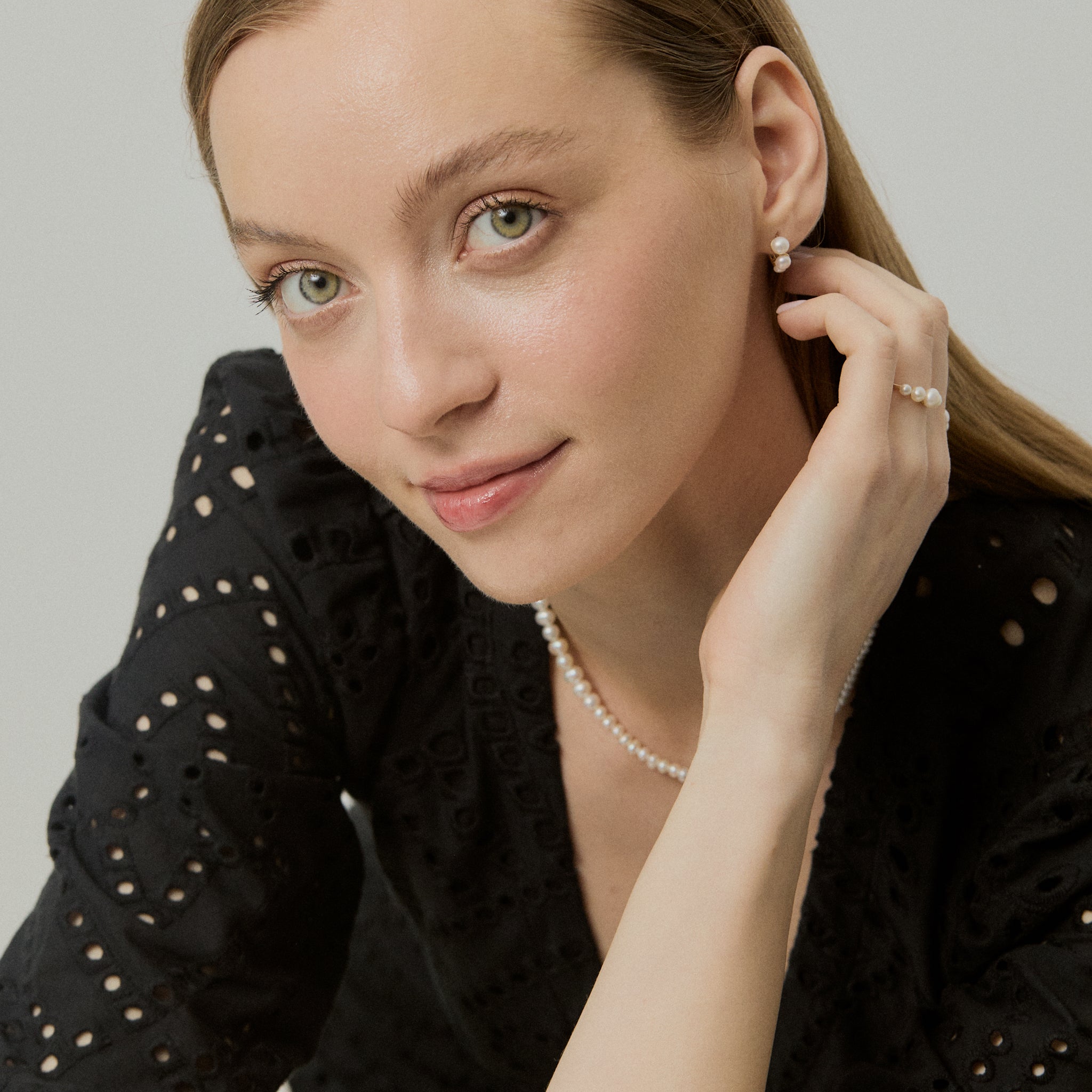 Atelier Devi Cercei rotunzi creole din aur 14K cu perle naturale