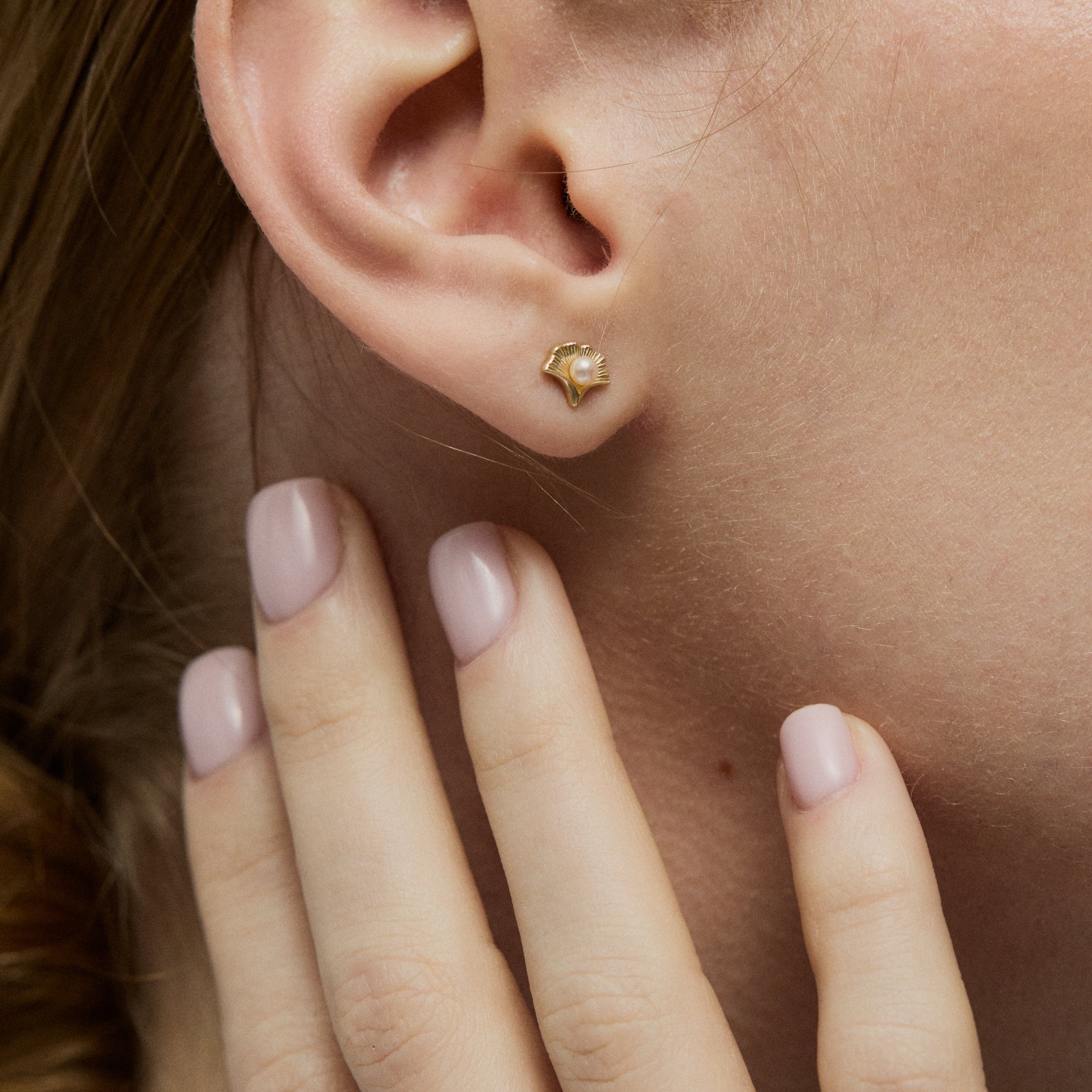 Cercei mici aur 14K cu surub si perla in forma de ginko.