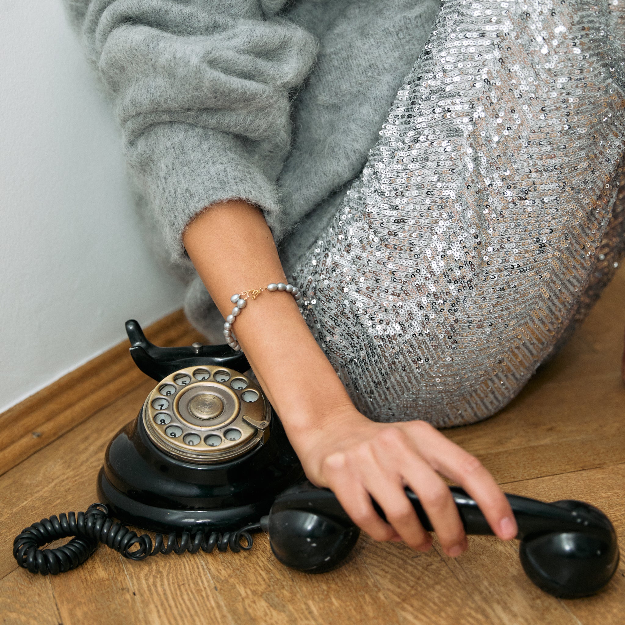 Atelier Devi Bratara din perle naturale gri si aur filat