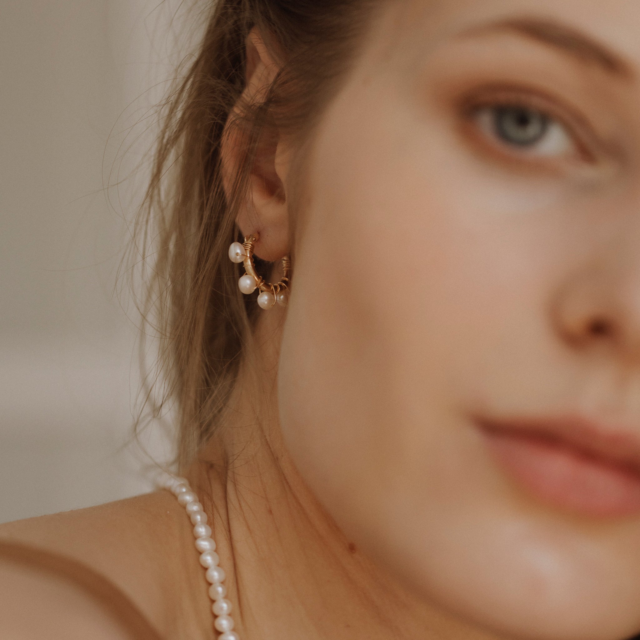Cercei rotunzi din aur filat cu perle | Atelier Devi