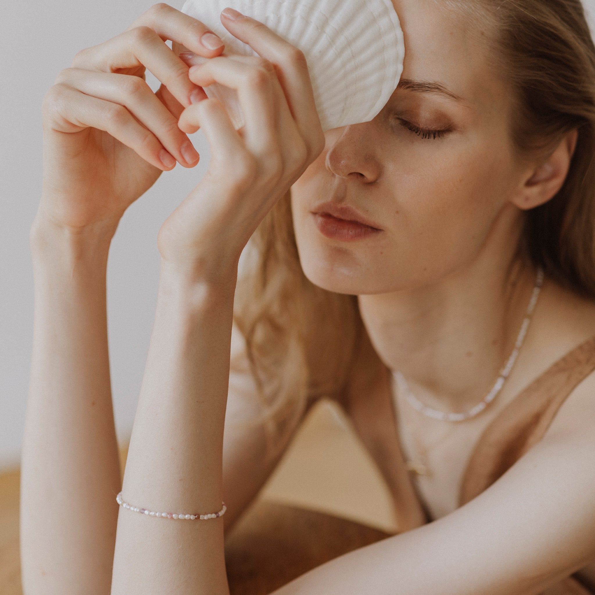 Brățară în culori pastel din perle și pietre prețioase | Atelier Devi