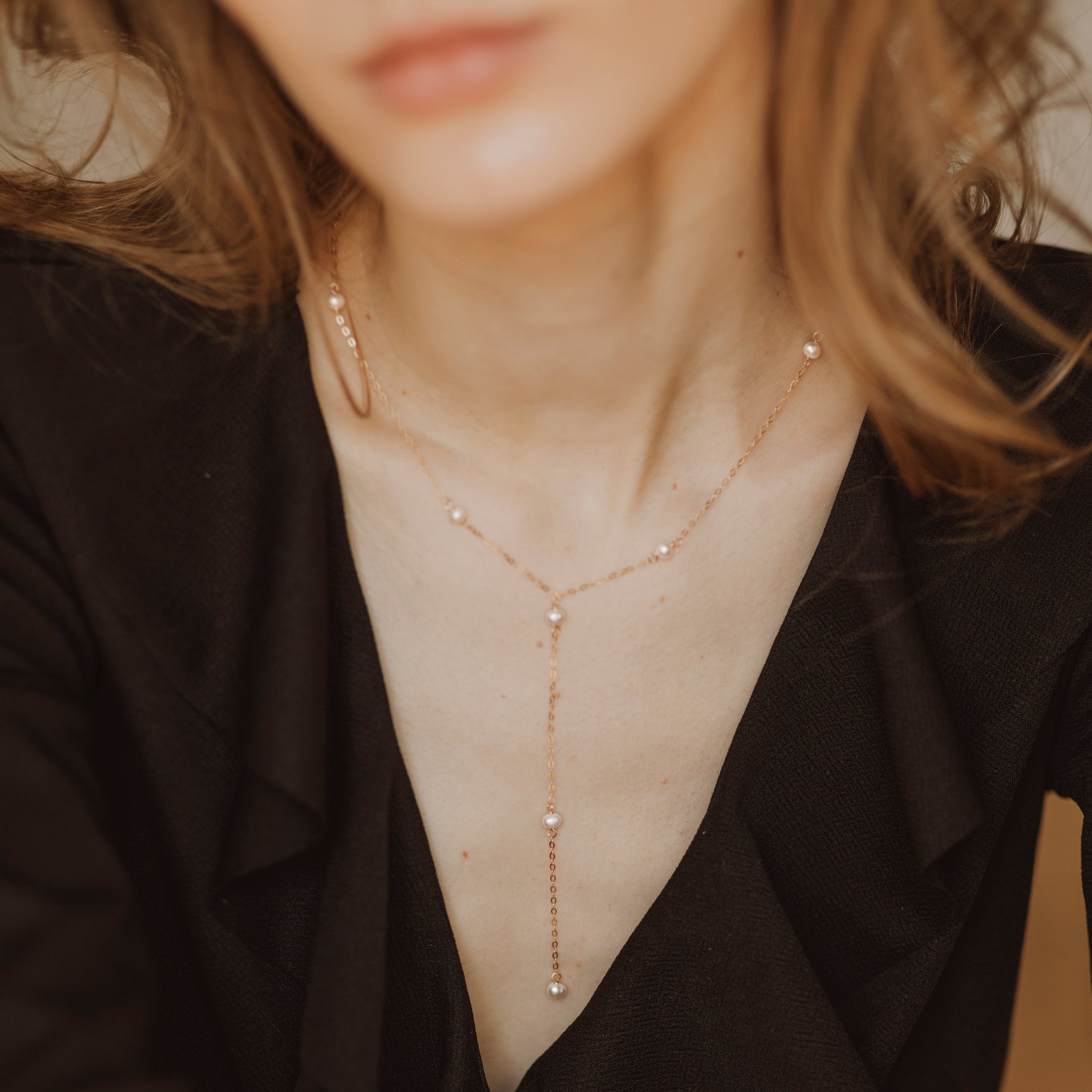 Lănțișor subțire, lung din aur filat și perle | Atelier Devi