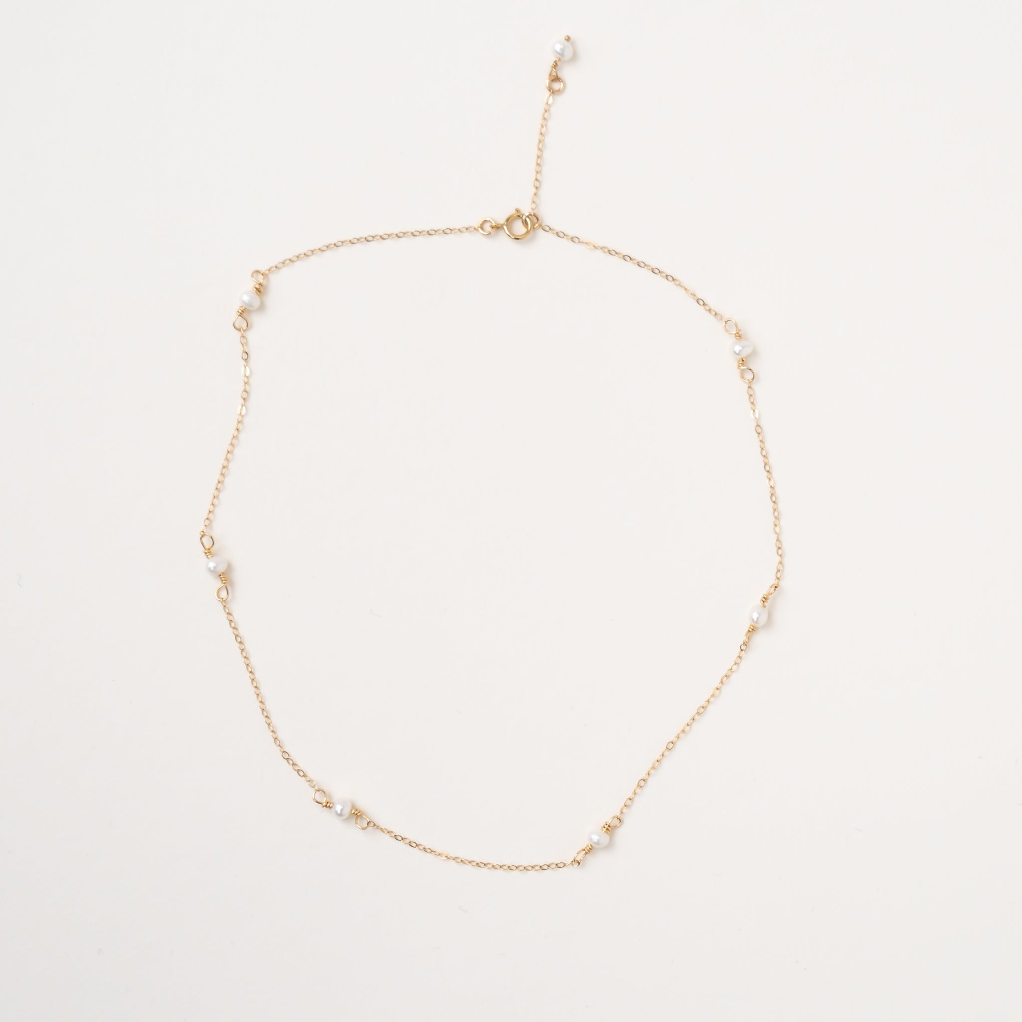 Lănțișor subțire din aur si perle mici | Atelier Devi