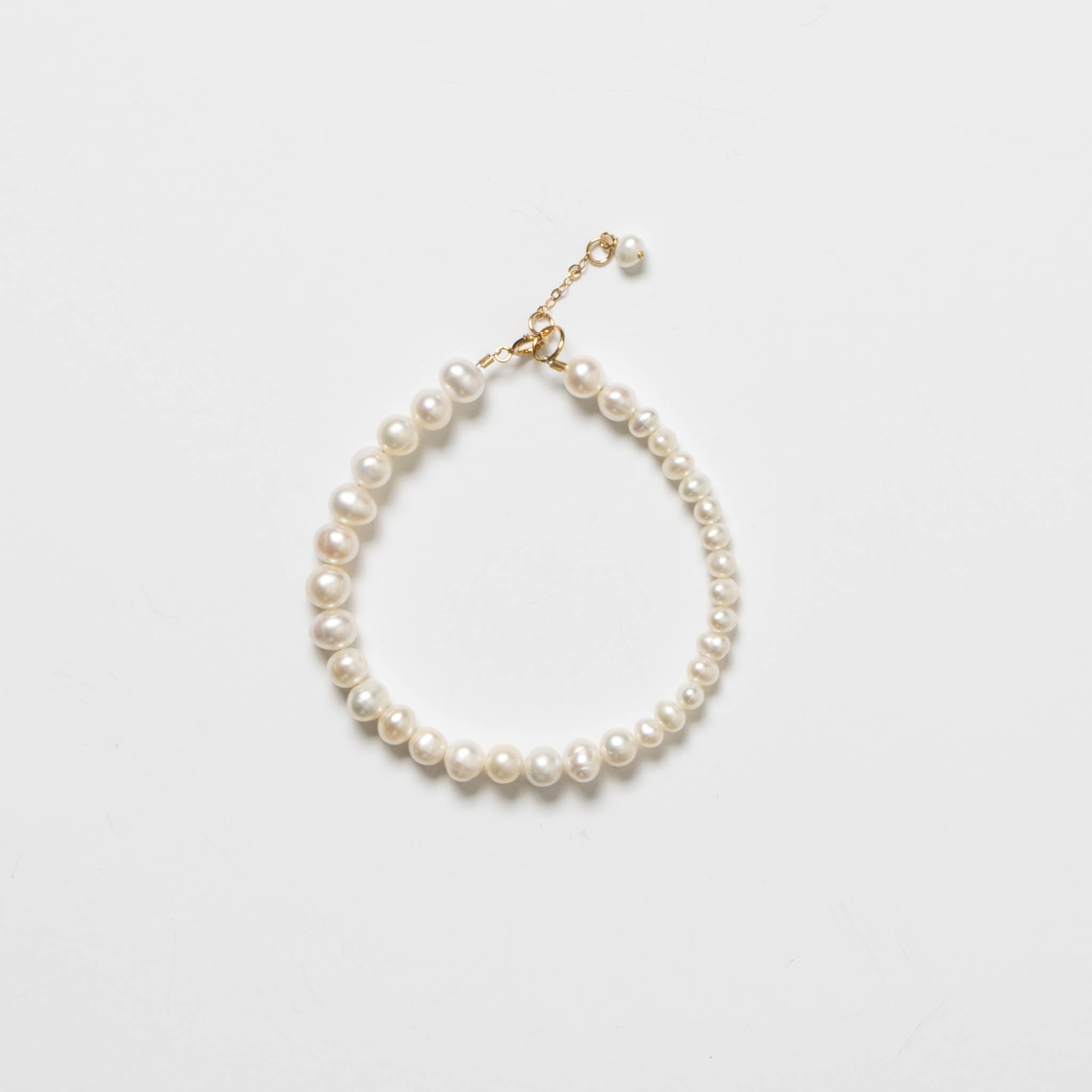 Brățară din perle asimetrice și aur filat  | Atelier Devi