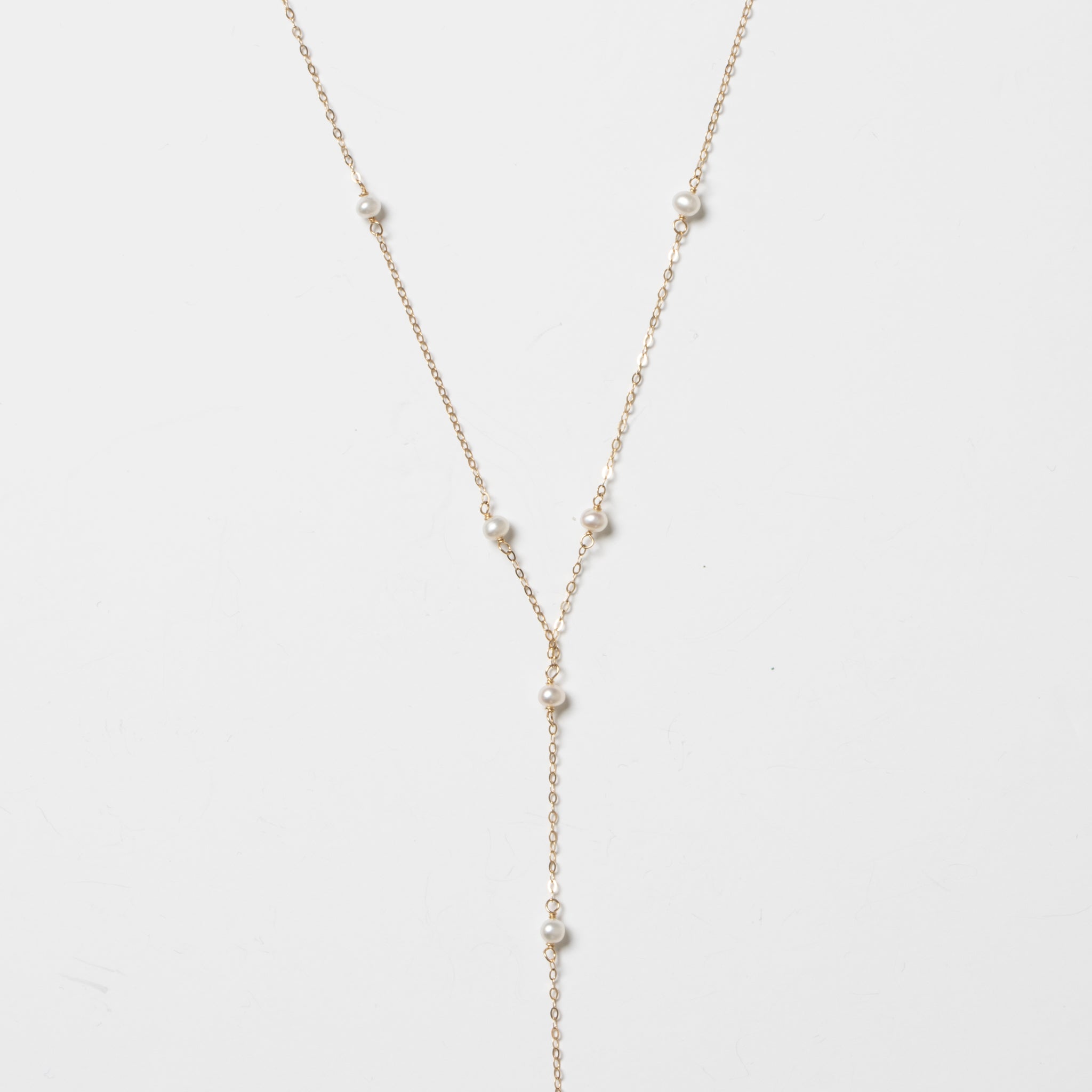 Lănțișor subțire, lung din aur filat și perle | Atelier Devi