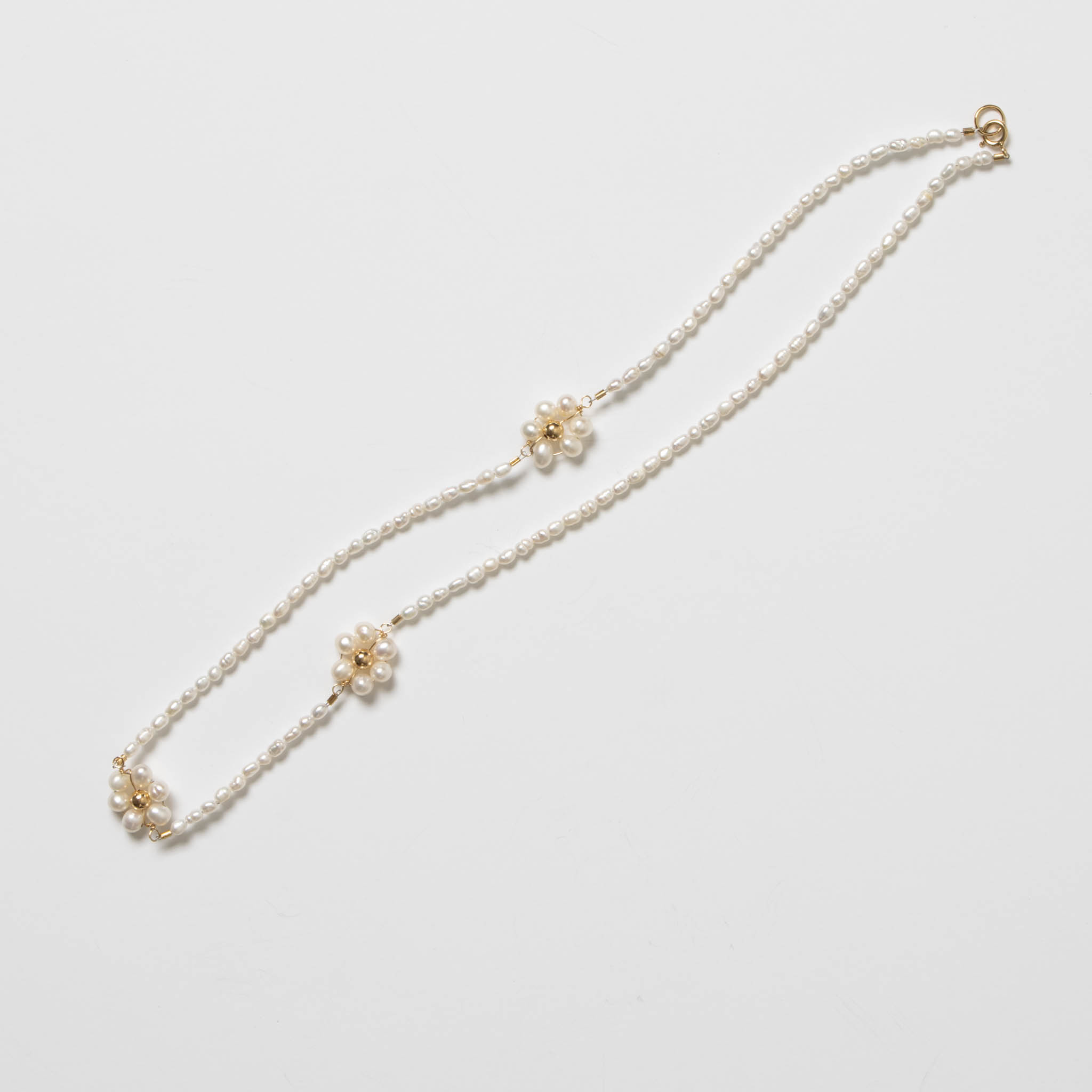 Colier din perle naturale, aur filat galben și pandantive din flori | Atelier Devi