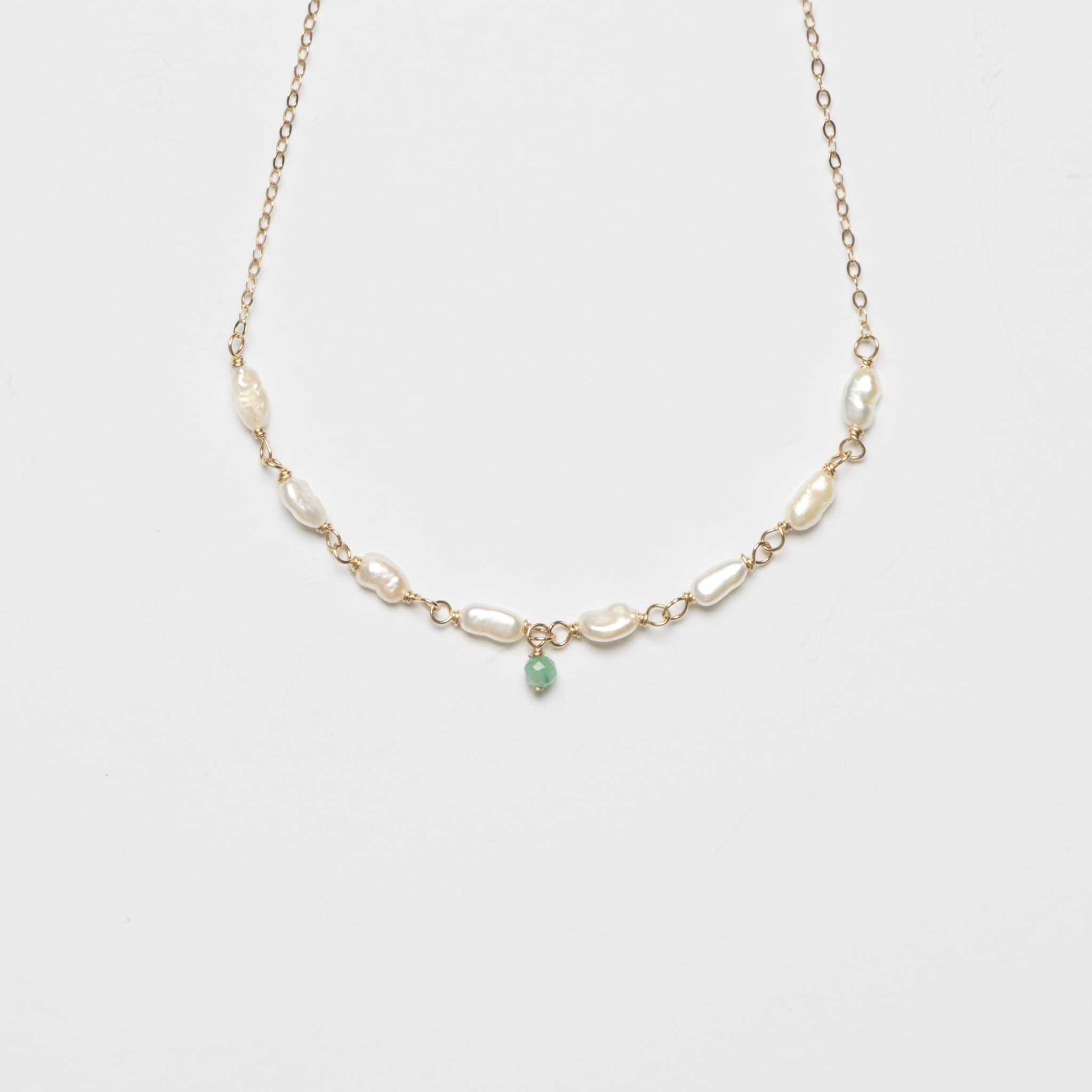 One Emerald Pearl Chain