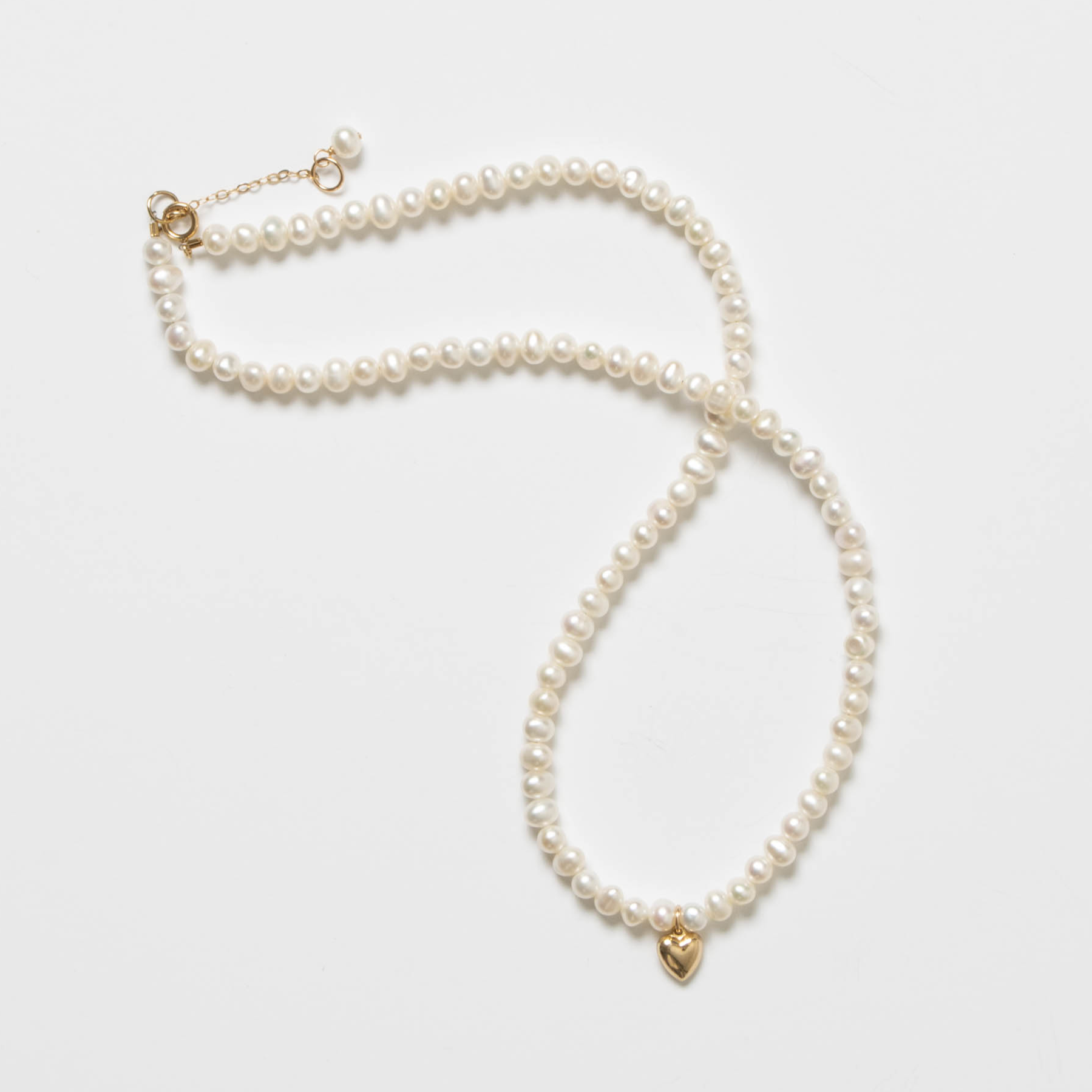 Colier din perle mici, rotunde și pandantiv inimă din aur filat | Atelier Devi