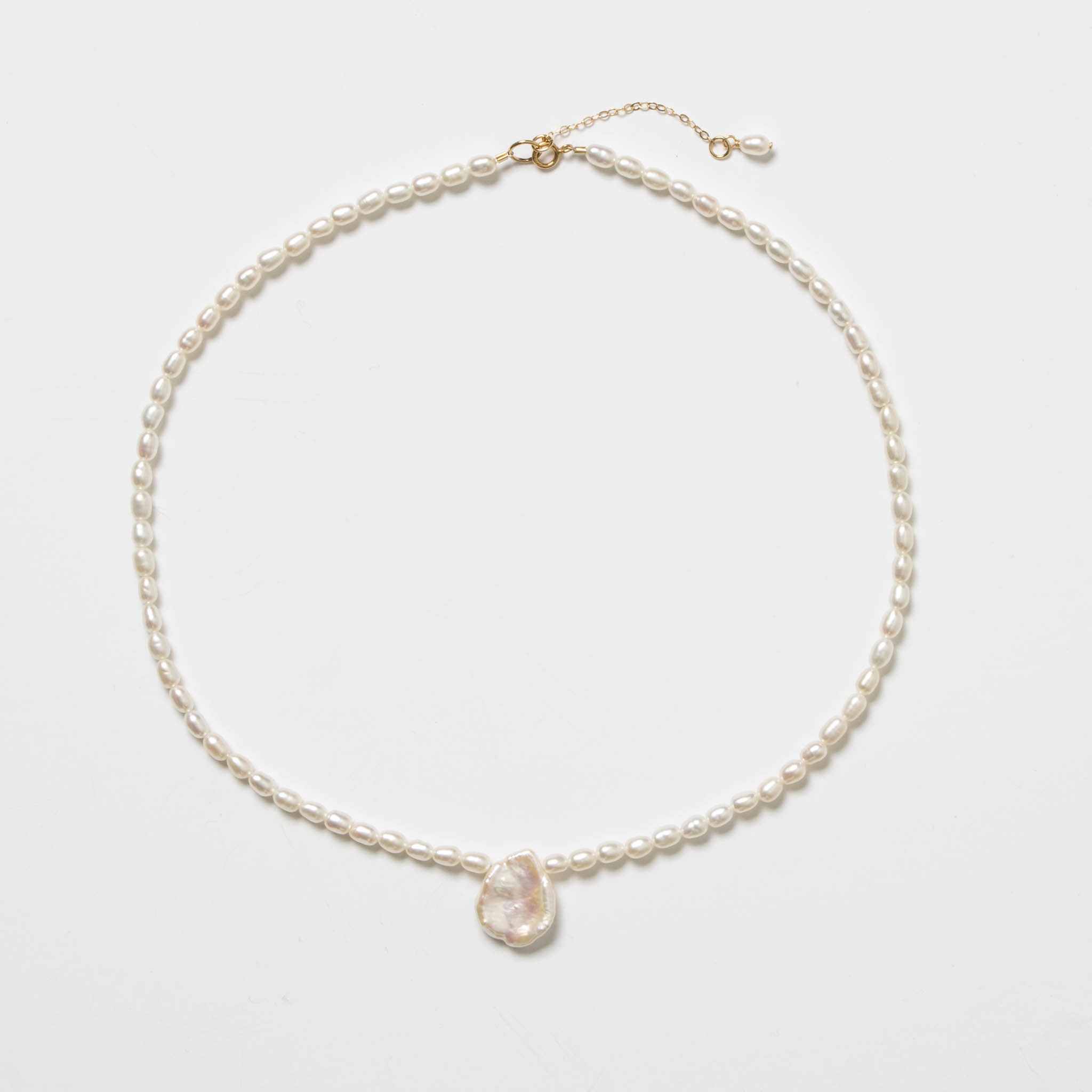 Colier din perle mici și medalion perla keshi
